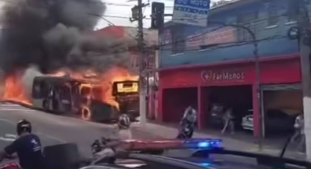ônibus da linha 677V/10 pegou fogo