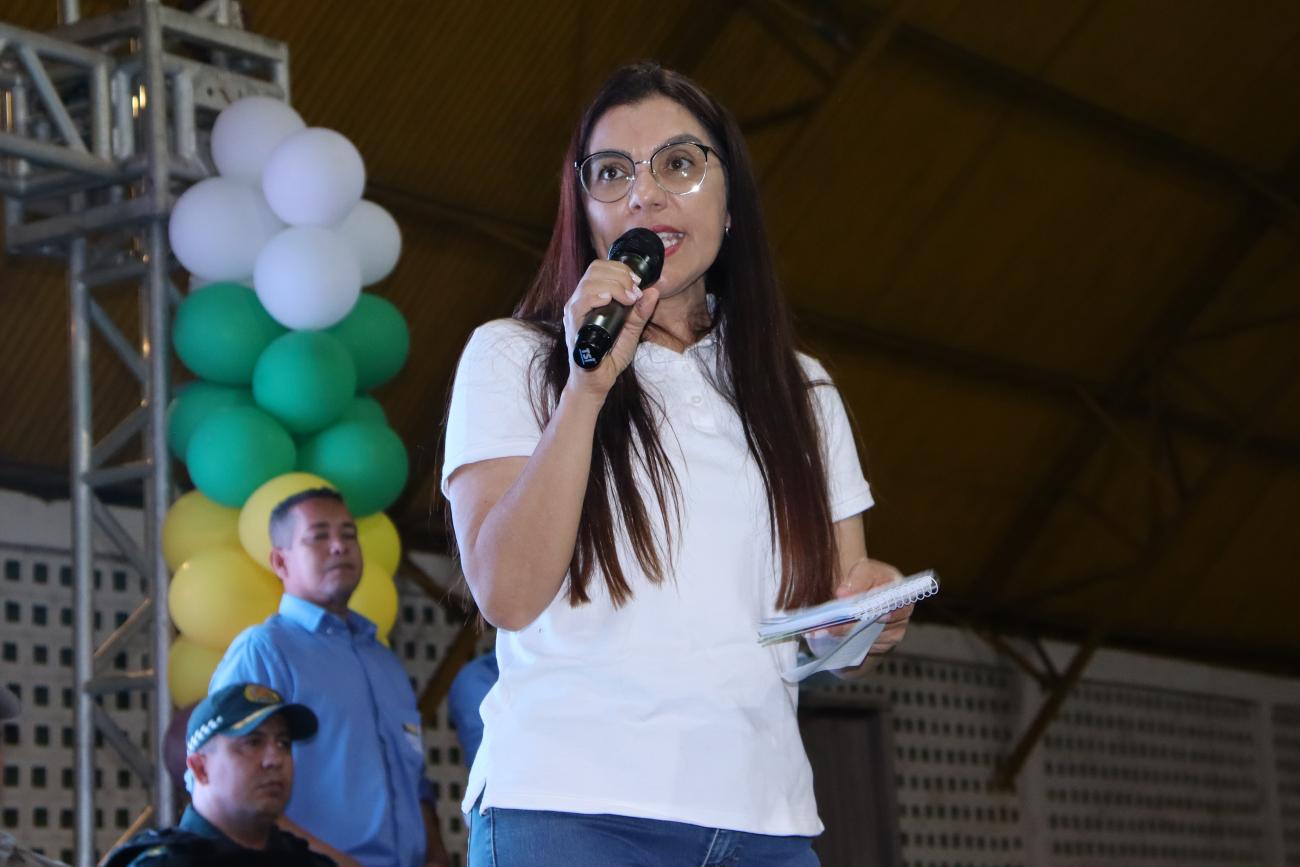 osemira Gadelha destaca avanços e novos projetos em discurso durante entrega de asfalto em Canaã dos Carajás