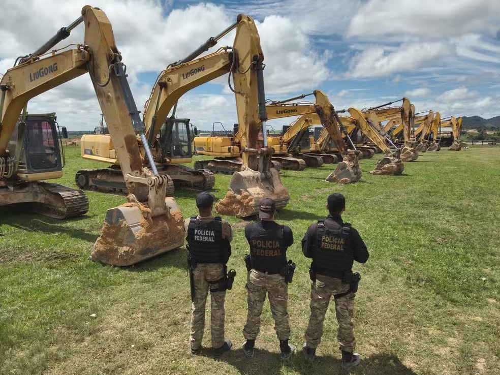 As investigações indicam que, nessa região, podem ter sido extraídos aproximadamente 440 quilos de ouro de forma clandestina.