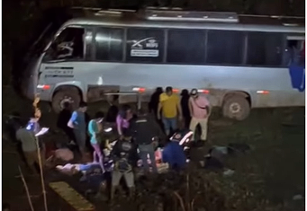 MICRO-ÔNIBUS DA SAÚDE TOMBA NA BR-230 E DEIXA FERIDOS