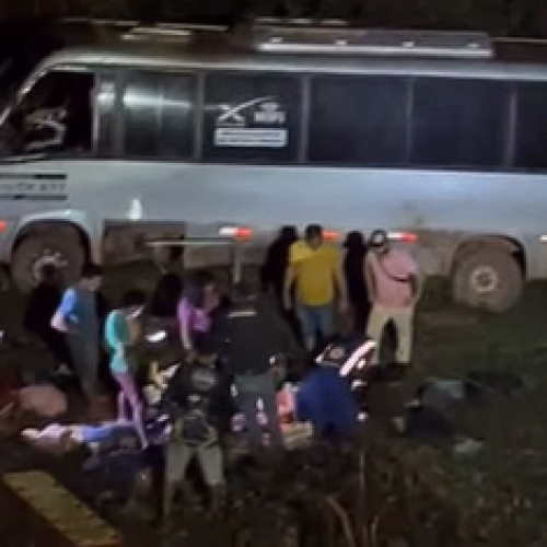 MICRO-ÔNIBUS DA SAÚDE TOMBA NA BR-230 E DEIXA FERIDOS