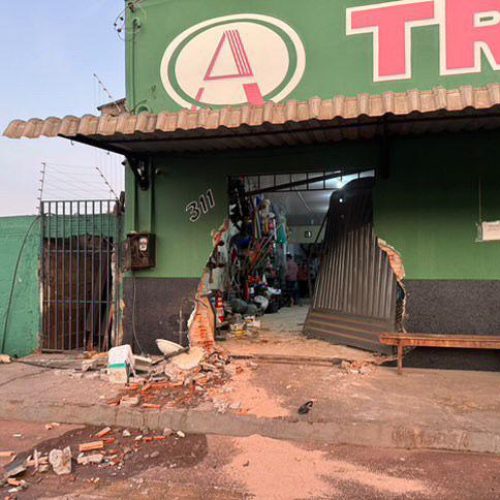 Veículo Invade Loja Agrotriângulo em Canaã dos Carajás na Madrugada