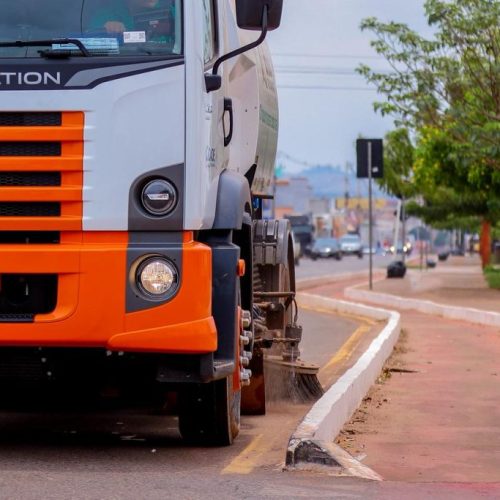 Limpeza urbana ganha eficiência com Caminhão Varredeira em Canaã 