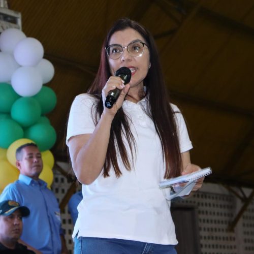 osemira Gadelha destaca avanços e novos projetos em discurso durante entrega de asfalto em Canaã dos Carajás